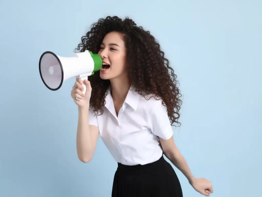 Una ragazza che parla in un megafono